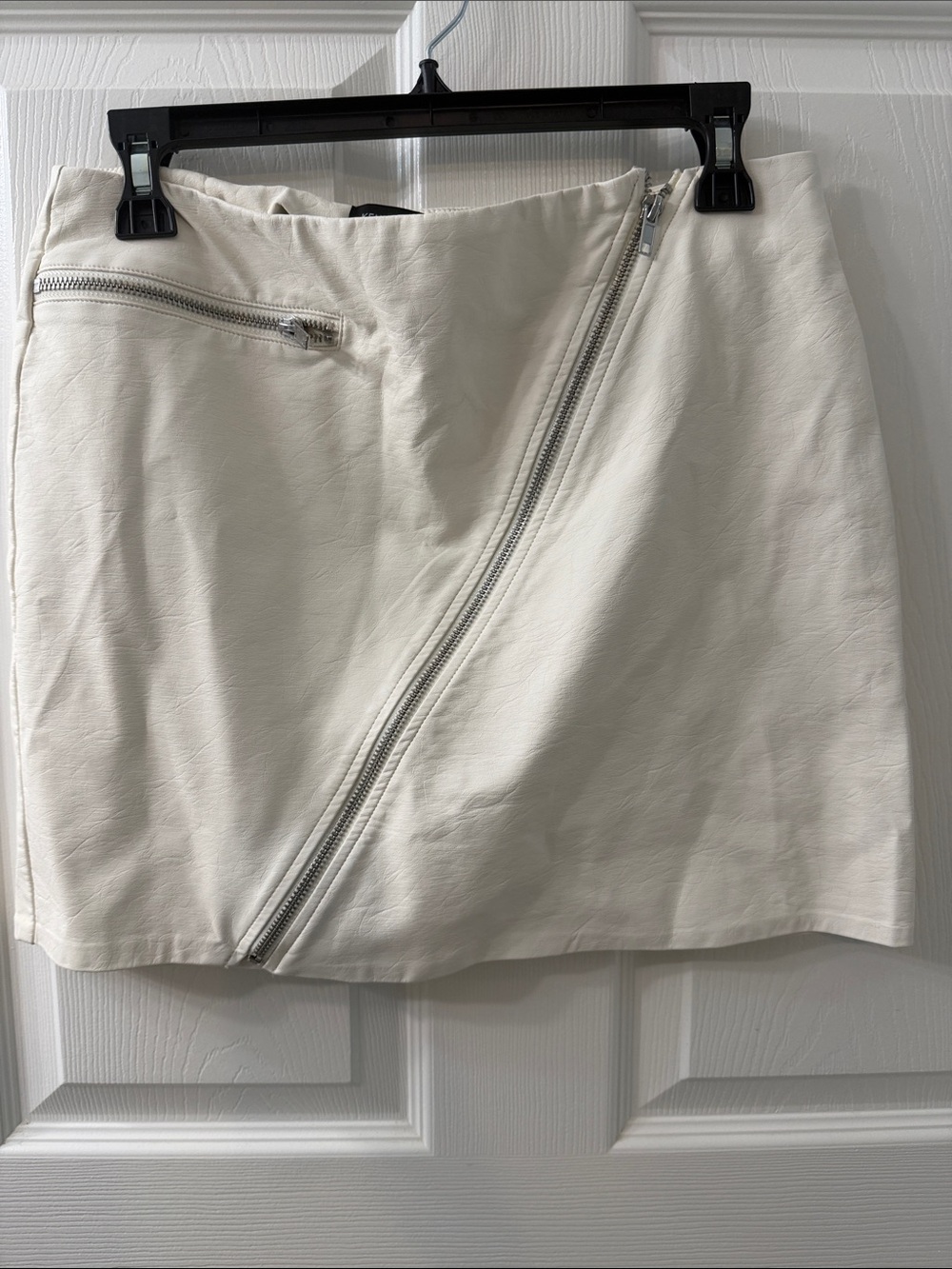 Kendall & Kylie Cream Faux Leather Mini Skirt with Diagonal Zip